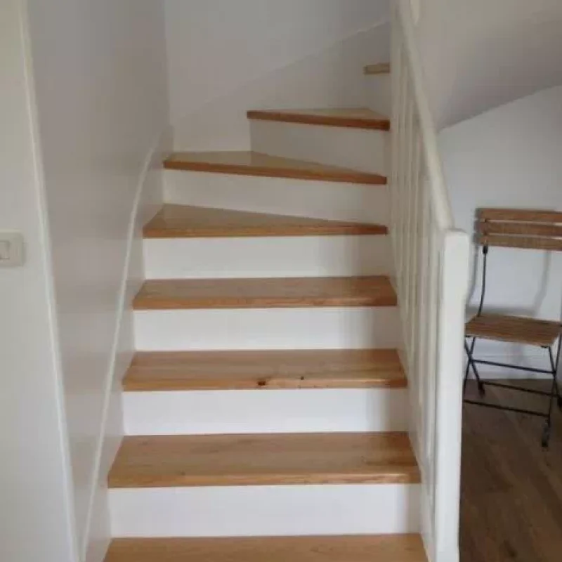 Escalier-bois-avec-contremarche-peint-blanc
